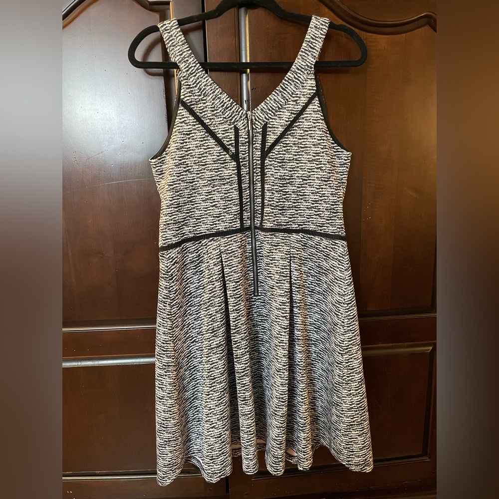 Elegant Black and White Sleeveless Dress - Picture 3 of 9